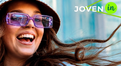 chica sonriente con gafas de sol