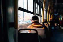 Porque Somos Así, ¿Por qué no podemos evitar leer el periódico de la persona que va al lado en el bus?