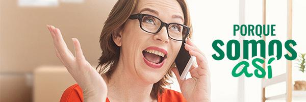 Programa Porque Somos Así Autónomos - Mujer de mediana edad autónomos gafas y camisa roja hablando por teléfono móvil desde su negocio