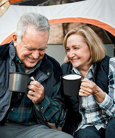 RGAAhorro Protegido - Pareja de adultos de camping tomando café